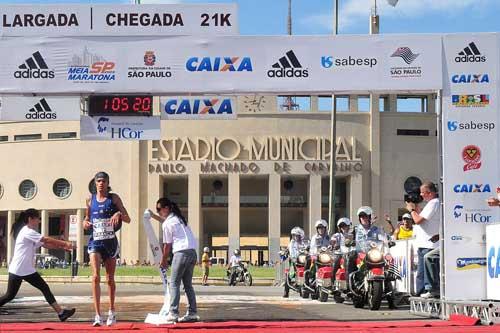 Franck Caldeira completa a Meia Maratona de São Paulo ano passado / Foto: Sérgio Shibuya / ZDL